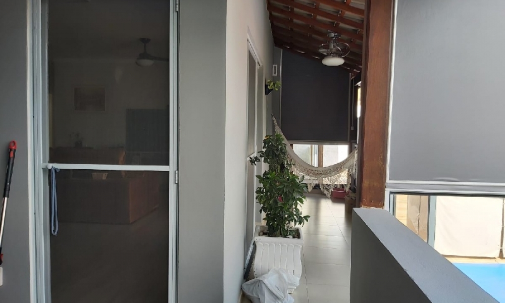 Vende-se casa com piscina 