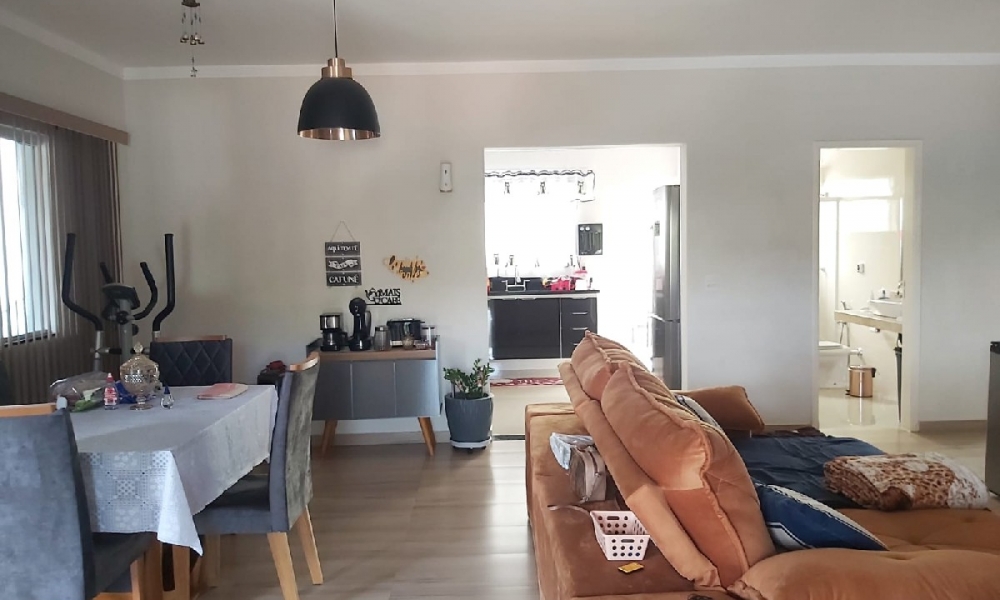 Vende-se casa com piscina 