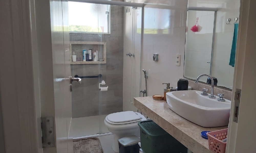 Vende-se casa com piscina 