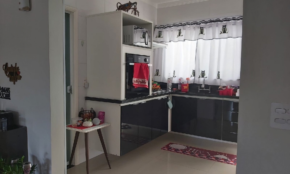 Vende-se casa com piscina 