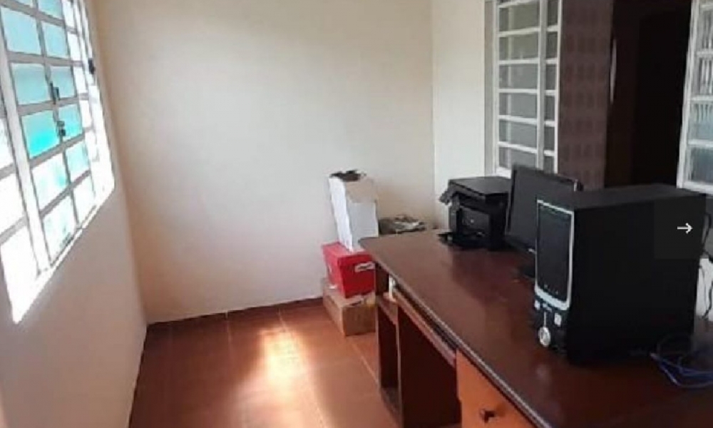 Vende-se casa de três dormitórios 