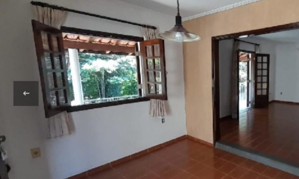 Vende-se casa de três dormitórios 