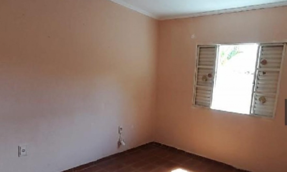 Vende-se casa de três dormitórios 