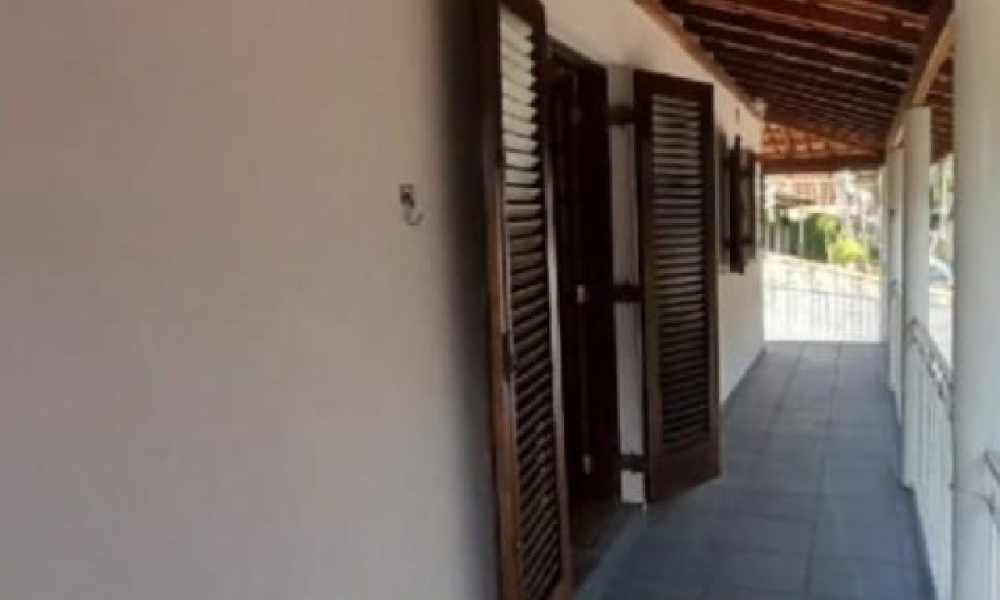 Vende-se casa de três dormitórios 